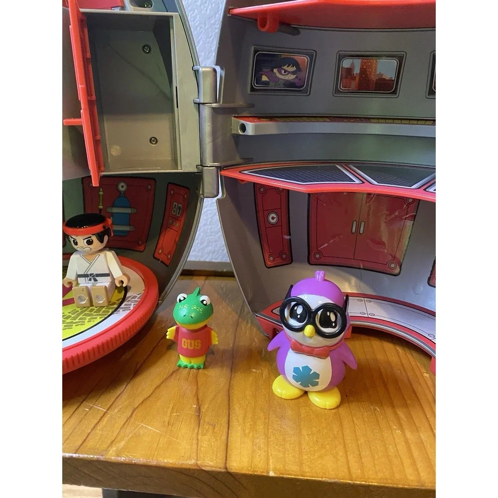 Ryans World Giant Mystery Egg‎ Space Playset with Figures